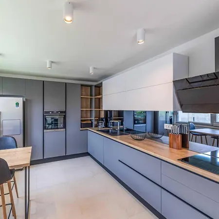 Villa Expansive Retreat With Private Pool & Bbq, Near The - Six Bedroom *