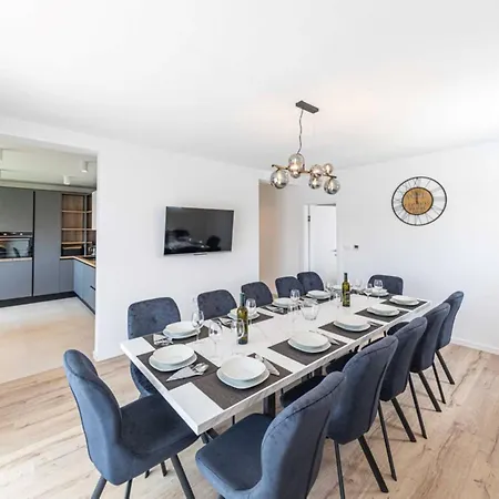 Expansive Retreat With Private Pool & Bbq, Near The - Six Bedroom Villa Kaštela