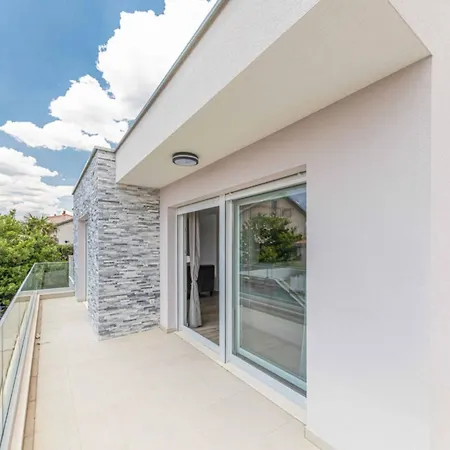 Villa Expansive Retreat With Private Pool & Bbq, Near The - Six Bedroom *