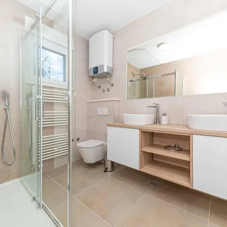 Expansive Retreat With Private Pool & Bbq, Near The - Six Bedroom Villa *