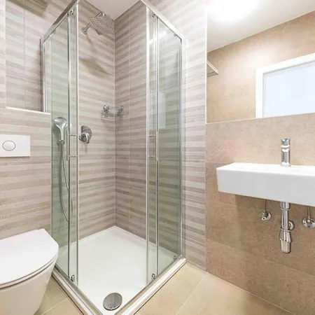 Expansive Retreat With Private Pool & Bbq, Near The - Six Bedroom * Kastela
