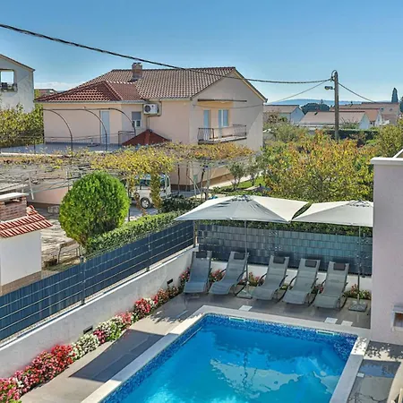 Expansive Retreat With Private Pool & Bbq, Near The - Six Bedroom