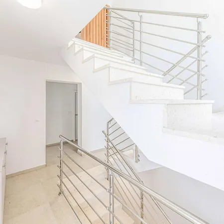 Villa Expansive Retreat With Private Pool & Bbq, Near The - Six Bedroom *