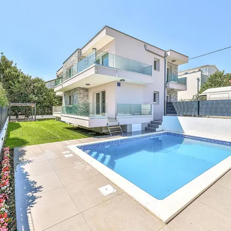 Expansive Retreat With Private Pool & Bbq, Near The - Six Bedroom Villa Kastela