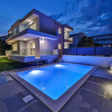 Villa Expansive Retreat With Private Pool & Bbq, Near The - Six Bedroom Kastela