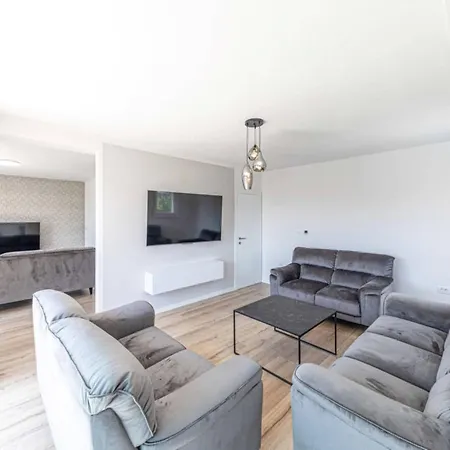 Expansive Retreat With Private Pool & Bbq, Near The - Six Bedroom Kastela
