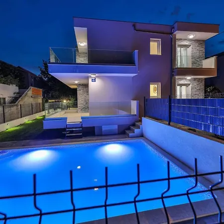 Expansive Retreat With Private Pool & Bbq, Near The - Six Bedroom