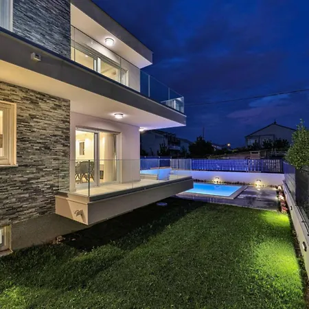 Expansive Retreat With Private Pool & Bbq, Near The - Six Bedroom *