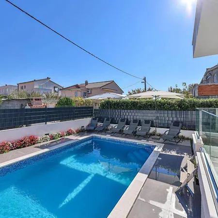 Expansive Retreat With Private Pool & Bbq, Near The - Six Bedroom Kastela