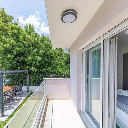 Expansive Retreat With Private Pool & Bbq, Near The - Six Bedroom * Kastela