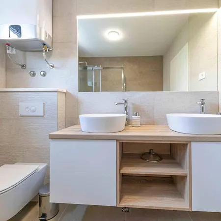 Expansive Retreat With Private Pool & Bbq, Near The - Six Bedroom
