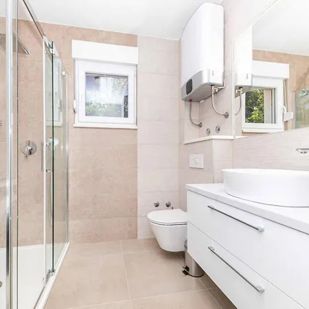 Villa Expansive Retreat With Private Pool & Bbq, Near The - Six Bedroom
