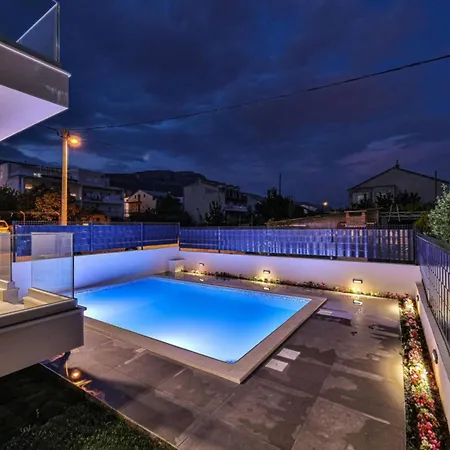 Expansive Retreat With Private Pool & Bbq, Near The - Six Bedroom Villa *
