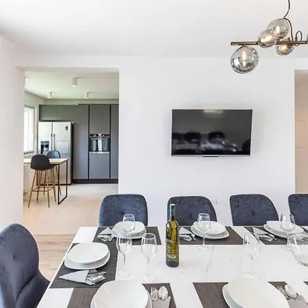 Expansive Retreat With Private Pool & Bbq, Near The - Six Bedroom Villa