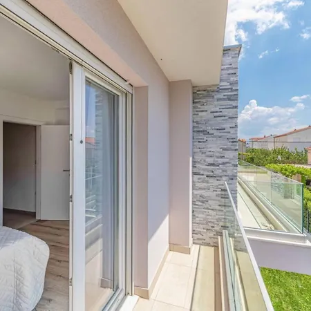Villa Expansive Retreat With Private Pool & Bbq, Near The - Six Bedroom
