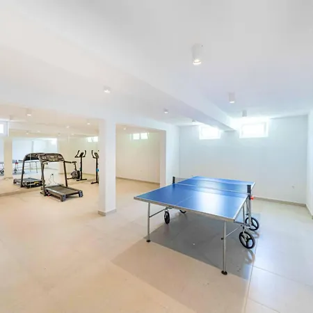 Expansive Retreat With Private Pool & Bbq, Near The - Six Bedroom * Kastela