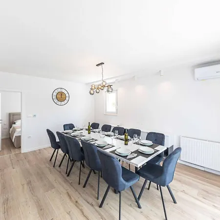 Expansive Retreat With Private Pool & Bbq, Near The - Six Bedroom Kastela