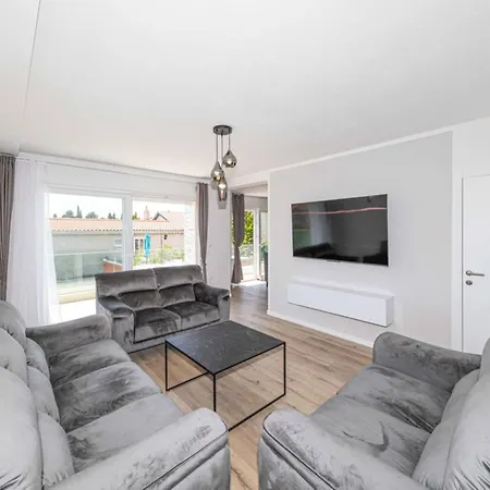 Expansive Retreat With Private Pool & Bbq, Near The - Six Bedroom