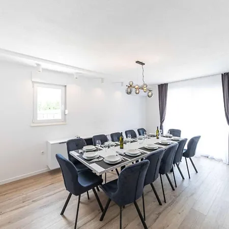 Villa Expansive Retreat With Private Pool & Bbq, Near The - Six Bedroom *