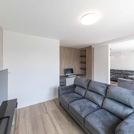 Expansive Retreat With Private Pool & Bbq, Near The - Six Bedroom