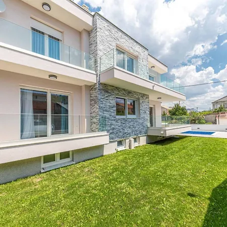 Expansive Retreat With Private Pool & Bbq, Near The - Six Bedroom