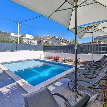 Expansive Retreat With Private Pool & Bbq, Near The - Six Bedroom Villa *