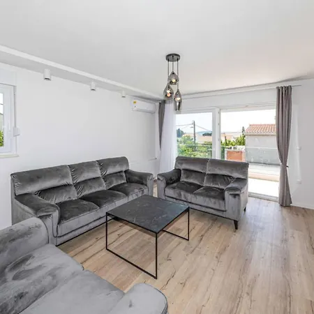 Villa Expansive Retreat With Private Pool & Bbq, Near The - Six Bedroom